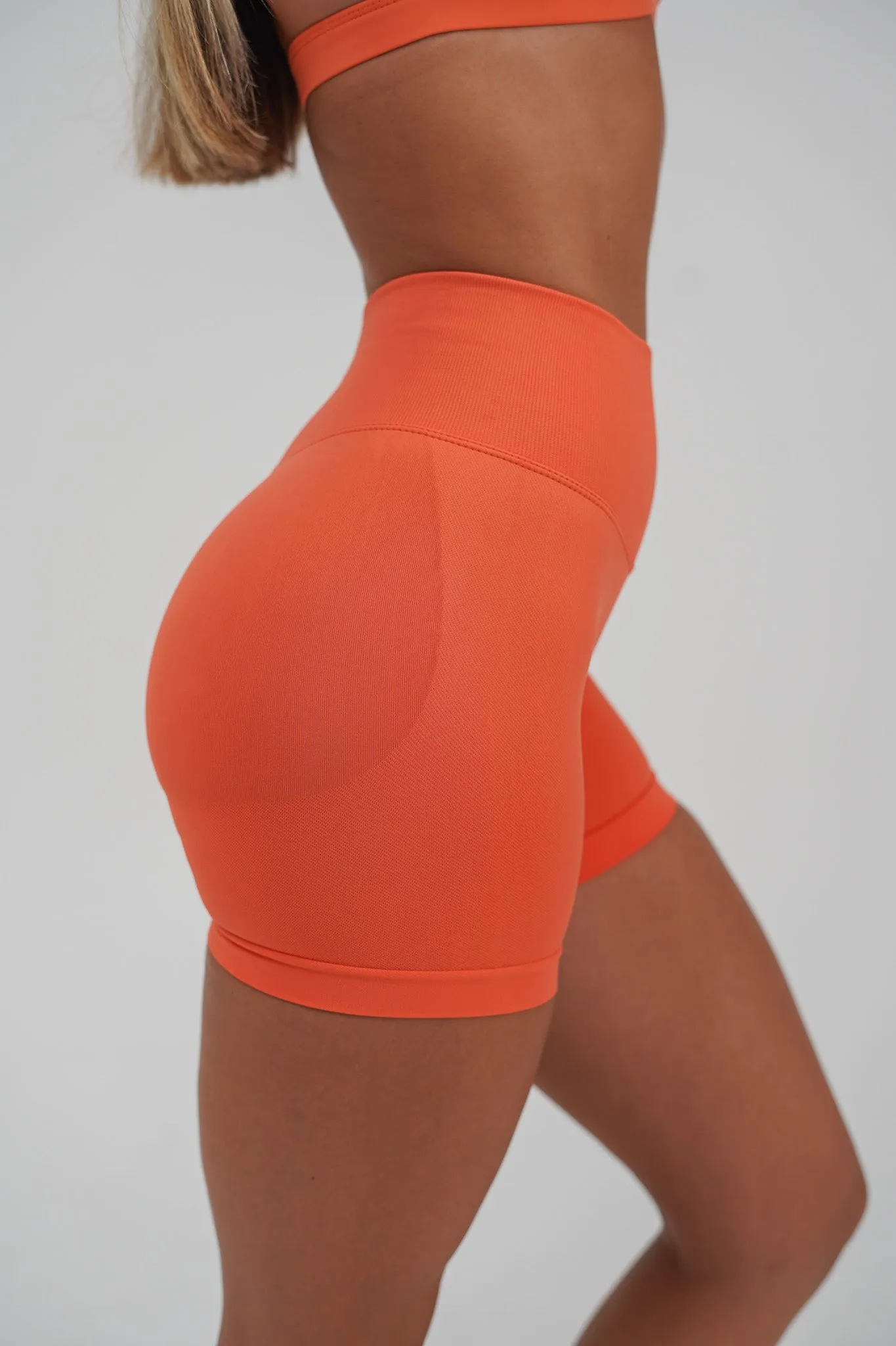 RECOIL HIGH WAIST SCRUNCH SHORTS - TAHITI ORANGE